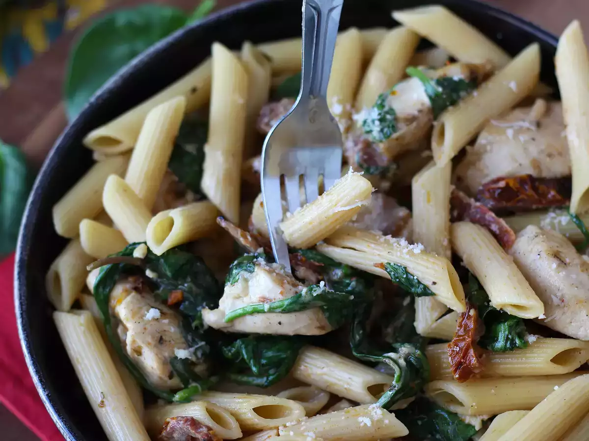 Marry Me Chicken Pasta: kremowy makaron z kurczakiem, suszonymi pomidorami i parmezanem - zdjęcie 6