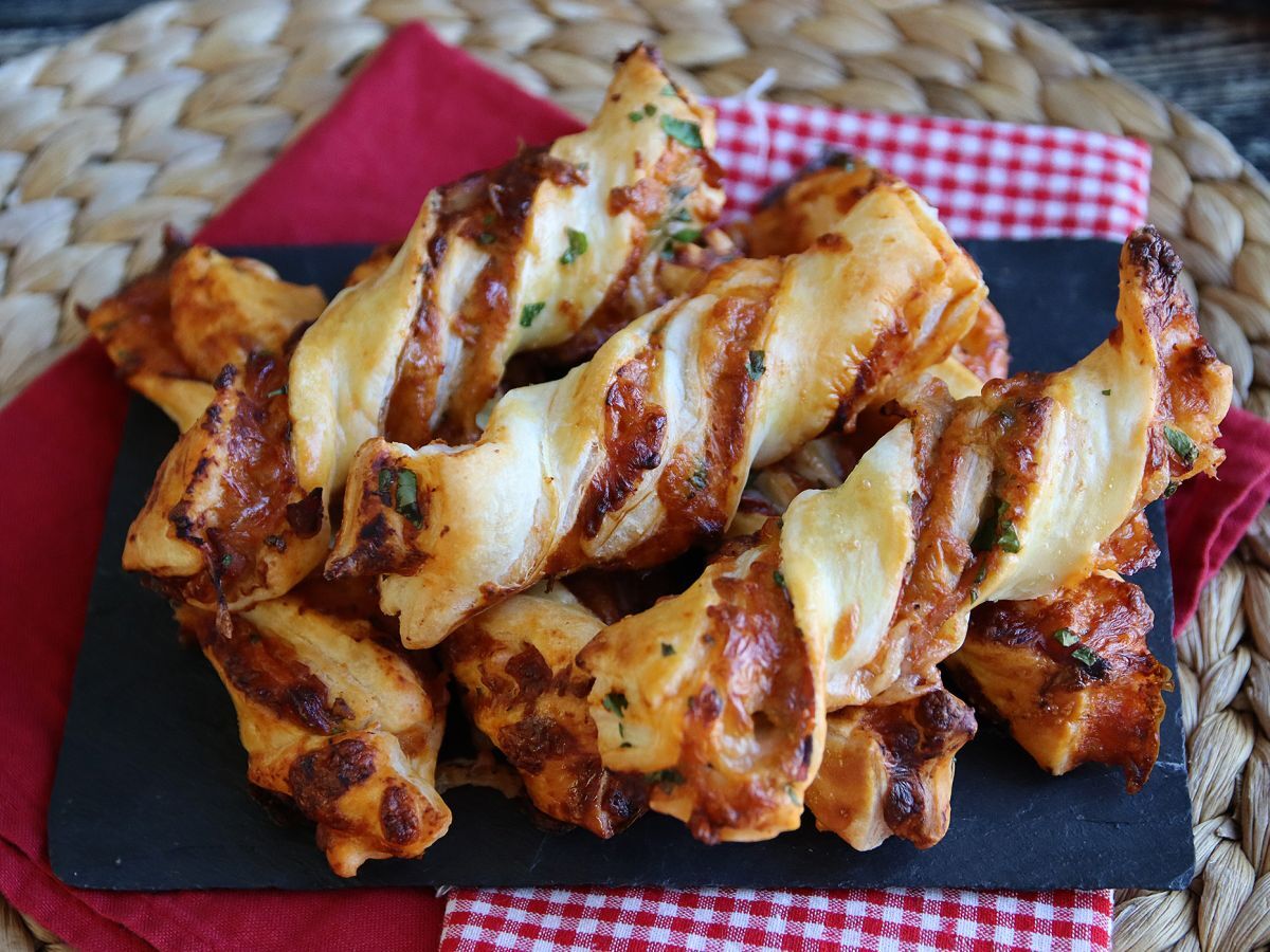 Maxi skręty z ciasta francuskiego (pomidor, szynka, mozzarella, pietruszka)