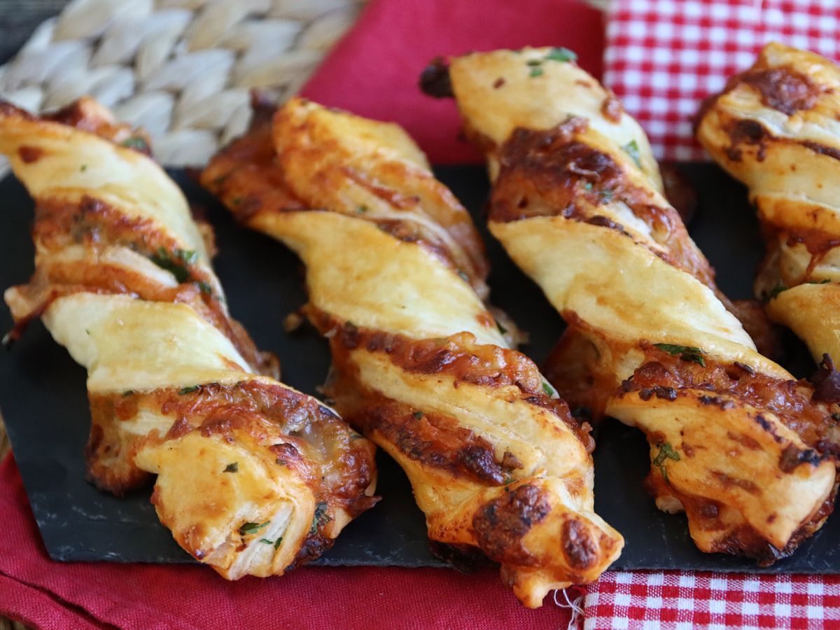 Maxi skręty z ciasta francuskiego (pomidor, szynka, mozzarella, pietruszka) - zdjęcie 2