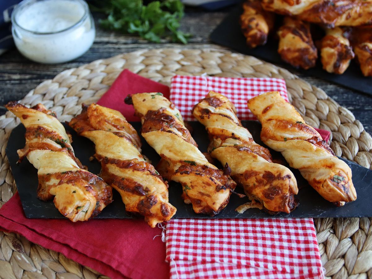 Maxi skręty z ciasta francuskiego (pomidor, szynka, mozzarella, pietruszka) - zdjęcie 3