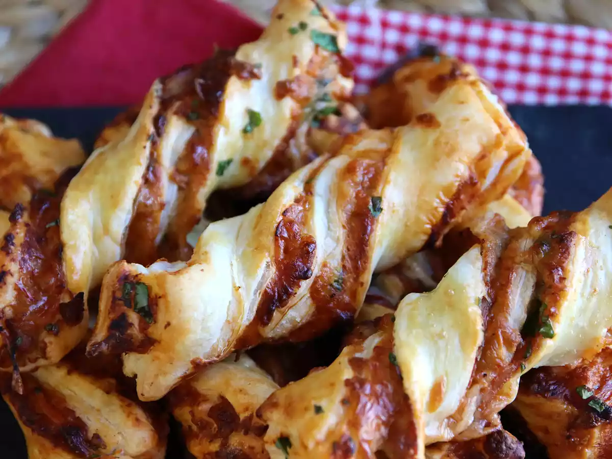 Maxi skręty z ciasta francuskiego (pomidor, szynka, mozzarella, pietruszka) - zdjęcie 4