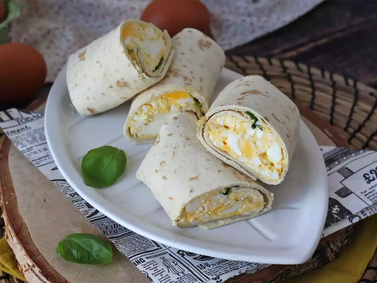 Miękki i bogaty w białko wrap z jajkiem i fetą