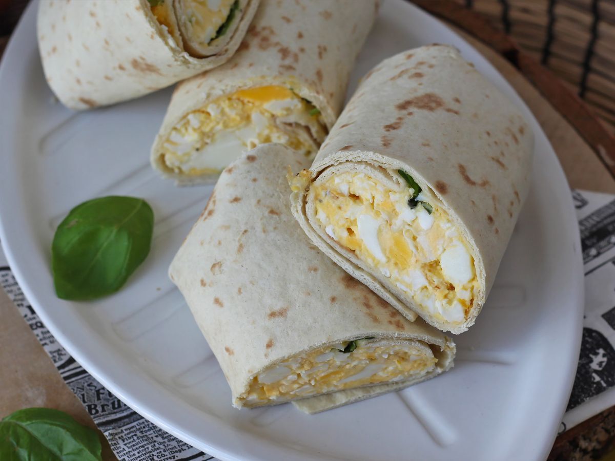 Miękki i bogaty w białko wrap z jajkiem i fetą - zdjęcie 2