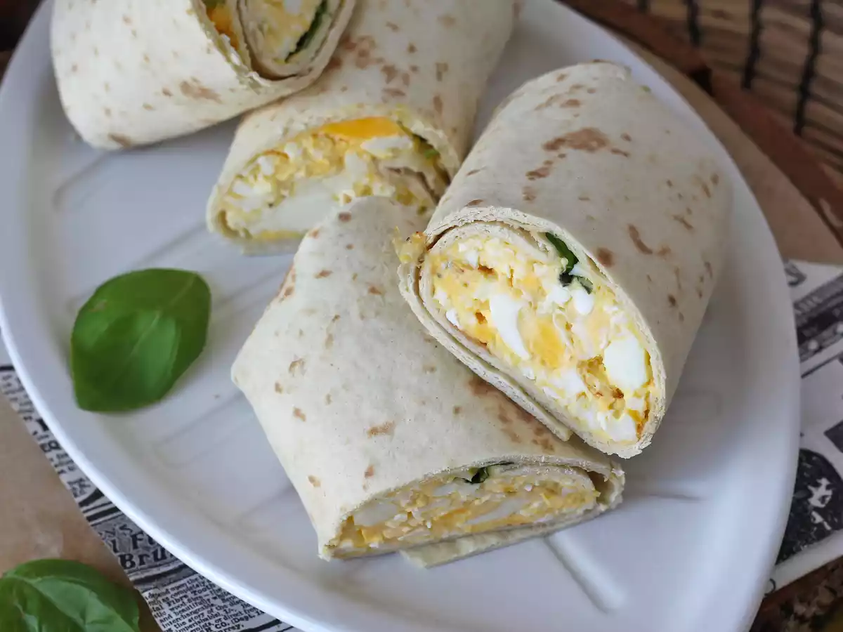 Miękki i bogaty w białko wrap z jajkiem i fetą - zdjęcie 2
