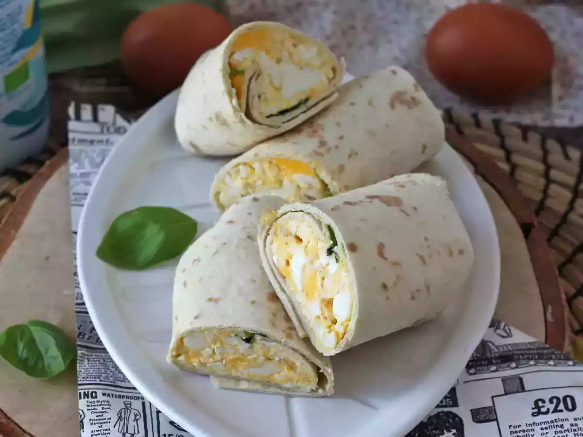 Miękki i bogaty w białko wrap z jajkiem i fetą - zdjęcie 3