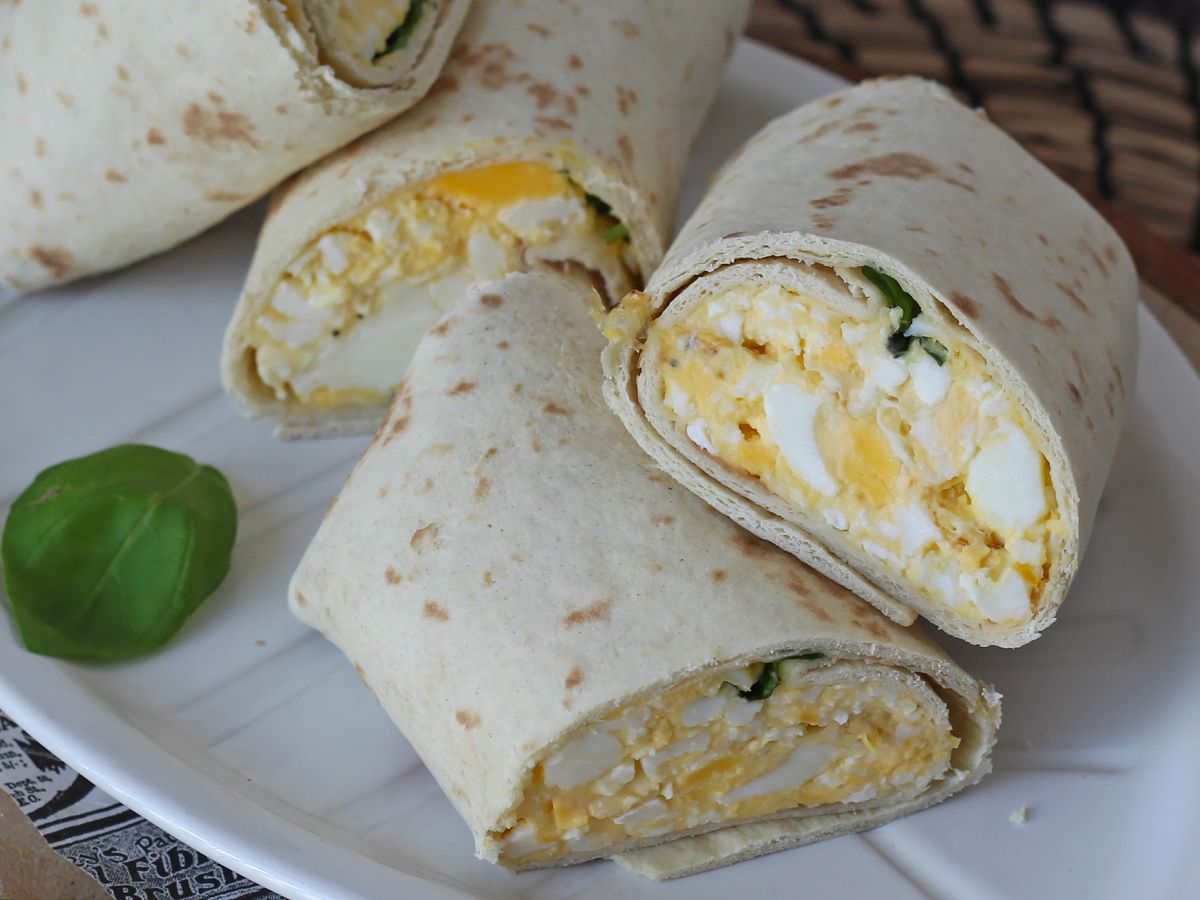 Miękki i bogaty w białko wrap z jajkiem i fetą - zdjęcie 4