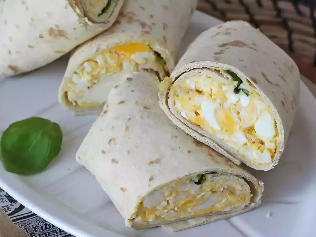 Miękki i bogaty w białko wrap z jajkiem i fetą - zdjęcie 4