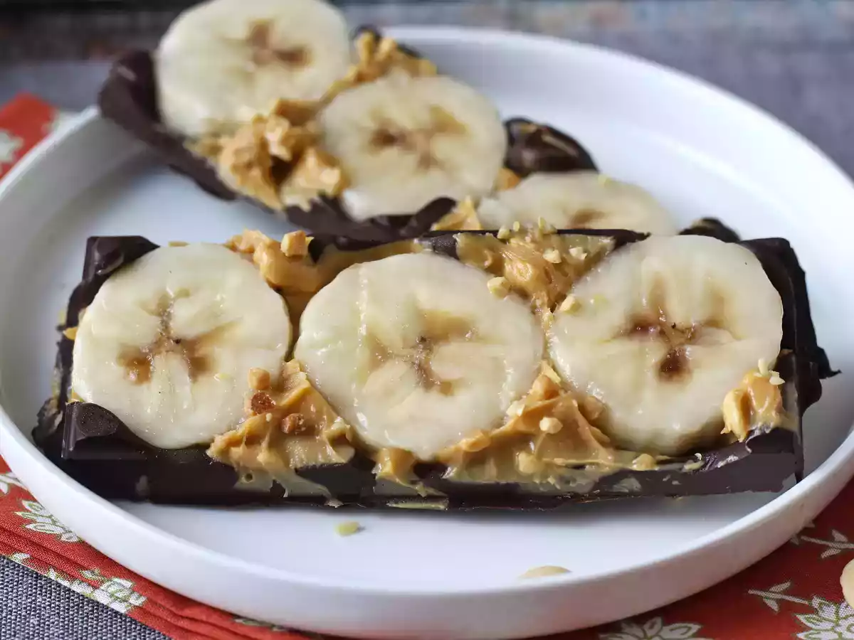 Mini batoniki z bananami, masłem orzechowym i czekoladą, bardzo smaczne, bez dodatku cukru.
