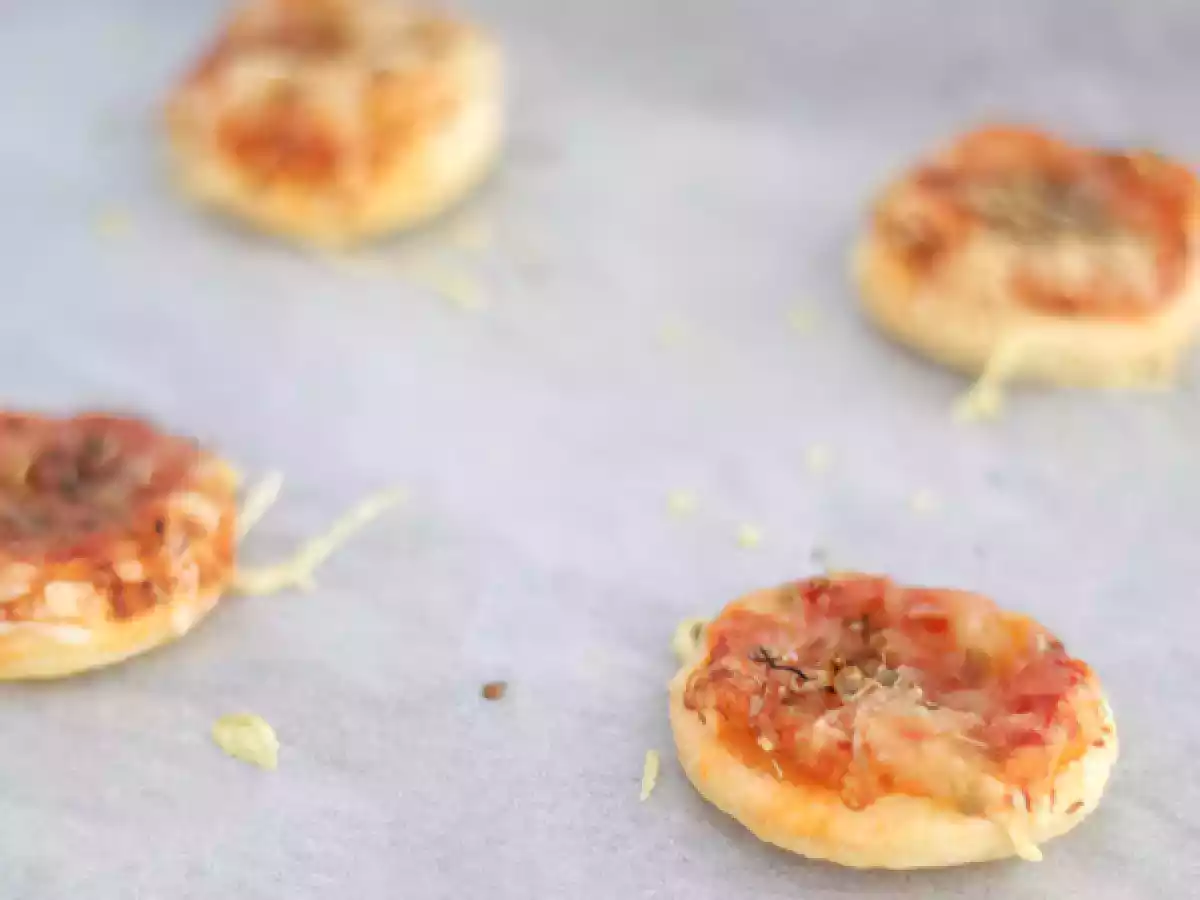 Mini pizze z ciasta francuskiego