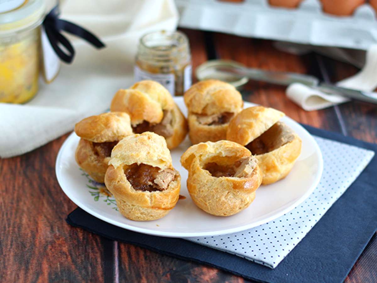 Mini ptysie z foie gras i konfiturą cebulową