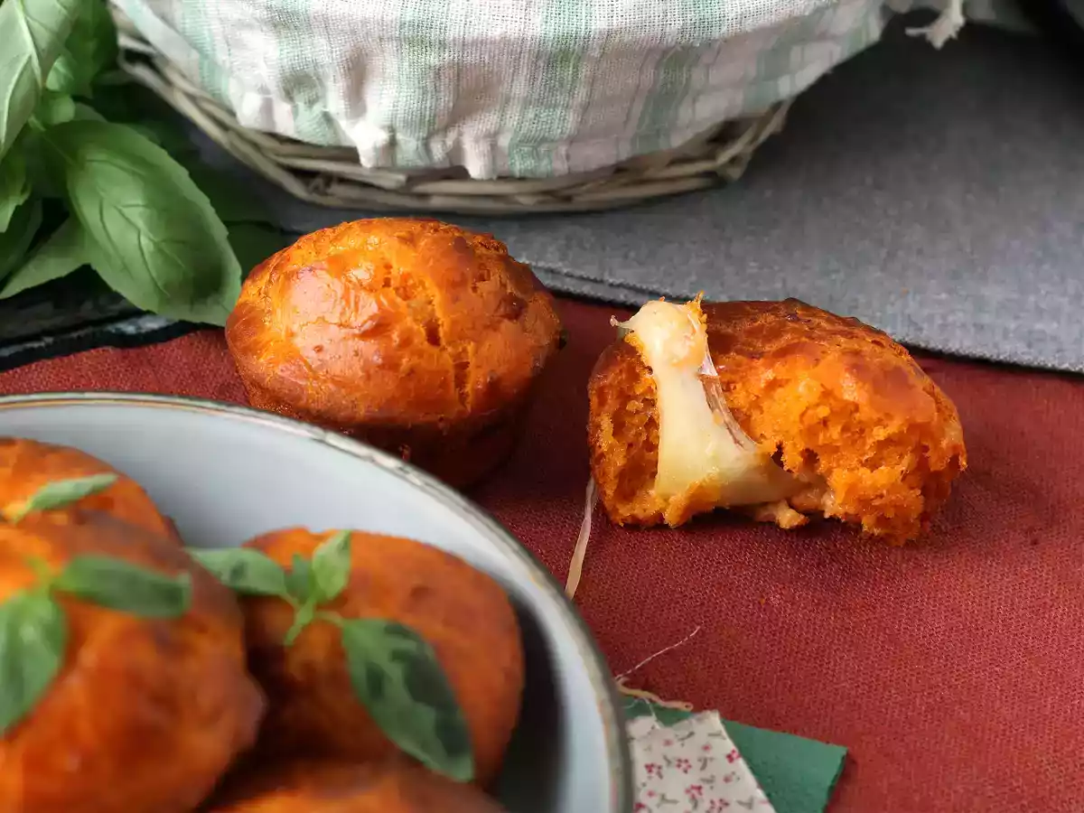 Muffiny pomidorowe z sercem z mozzarelli - zdjęcie 2