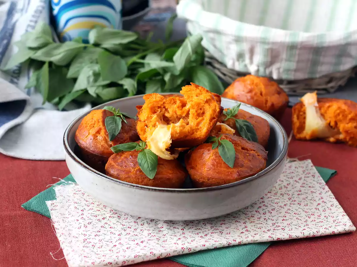 Muffiny pomidorowe z sercem z mozzarelli - zdjęcie 4