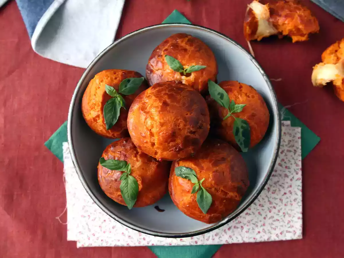 Muffiny pomidorowe z sercem z mozzarelli - zdjęcie 5