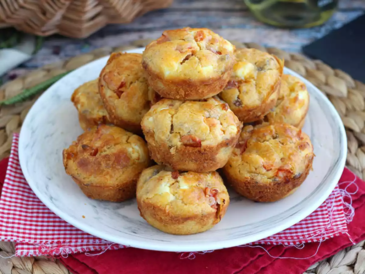 Muffiny z tuńczykiem, pomidorami i fetą