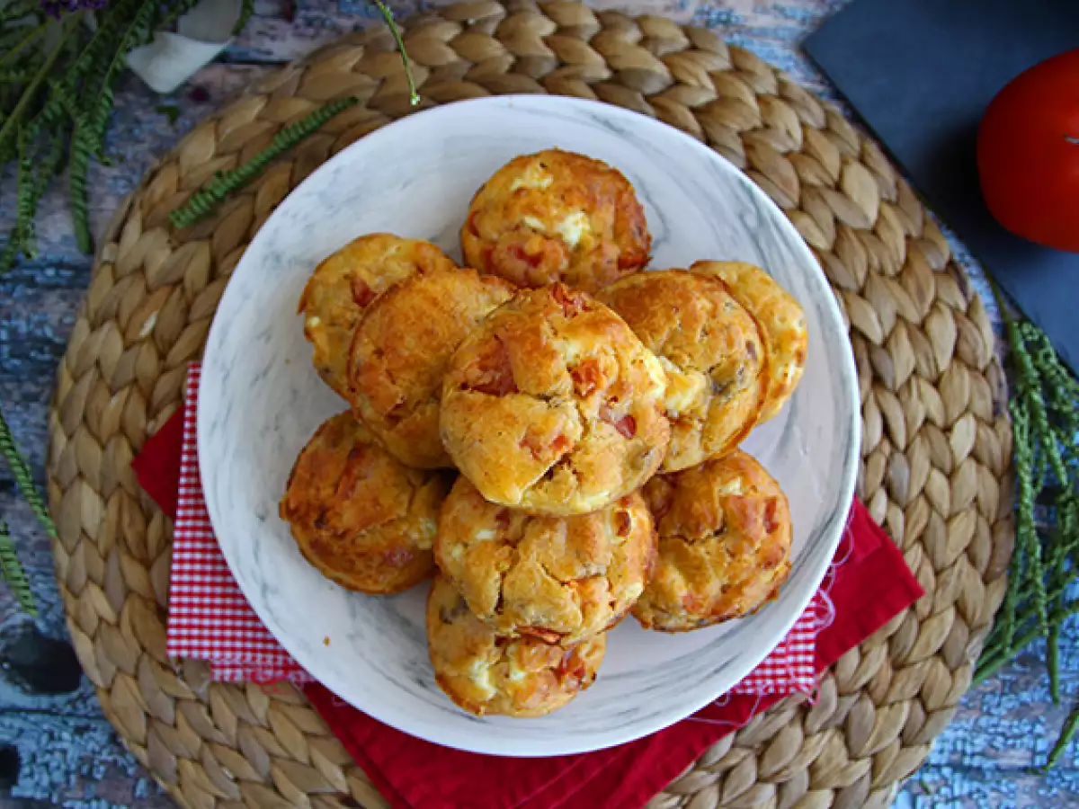 Muffiny z tuńczykiem, pomidorem i fetą - zdjęcie 2