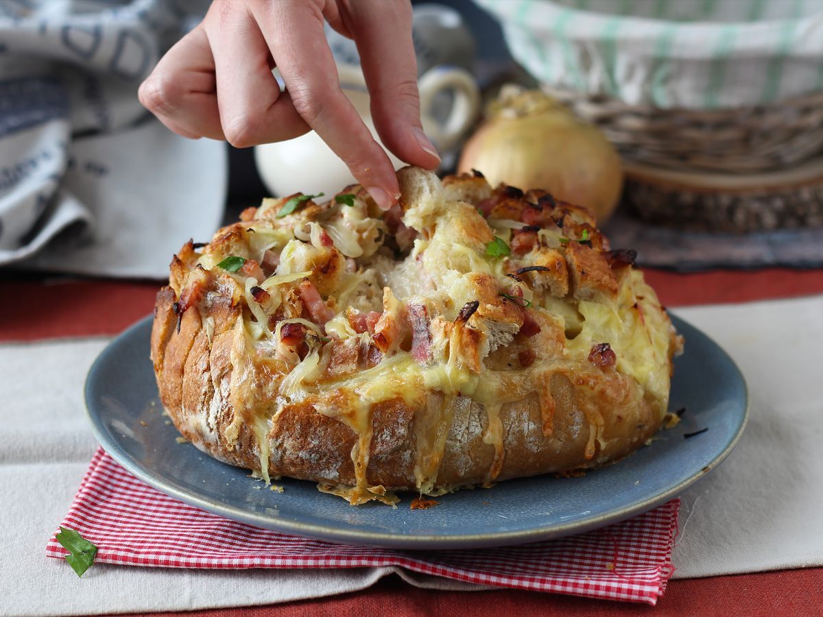 Nadziewany chleb jeżowy w stylu tartiflette