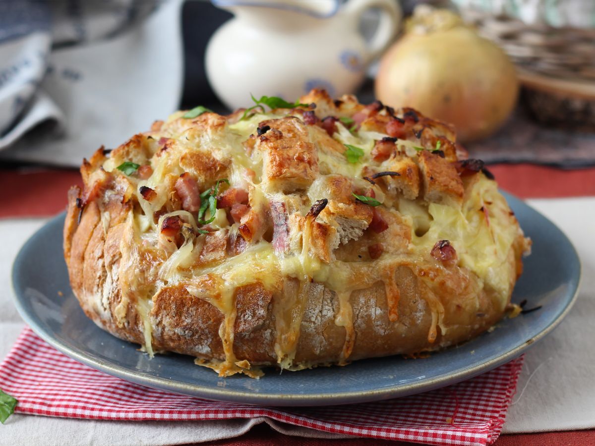 Nadziewany chleb jeżowy w stylu tartiflette - zdjęcie 2