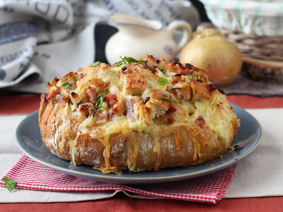 Nadziewany chleb jeżowy w stylu tartiflette - zdjęcie 4
