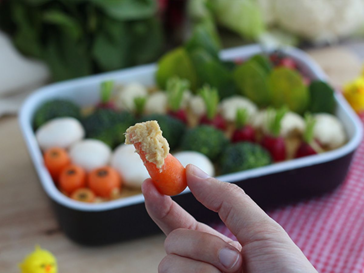 Ogródek warzywny na aperitif (hummus i młode warzywa) - zdjęcie 2