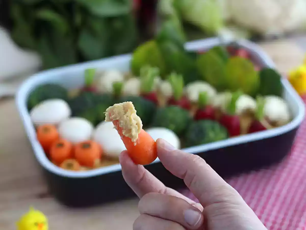 Ogródek warzywny na aperitif (hummus i młode warzywa) - zdjęcie 2
