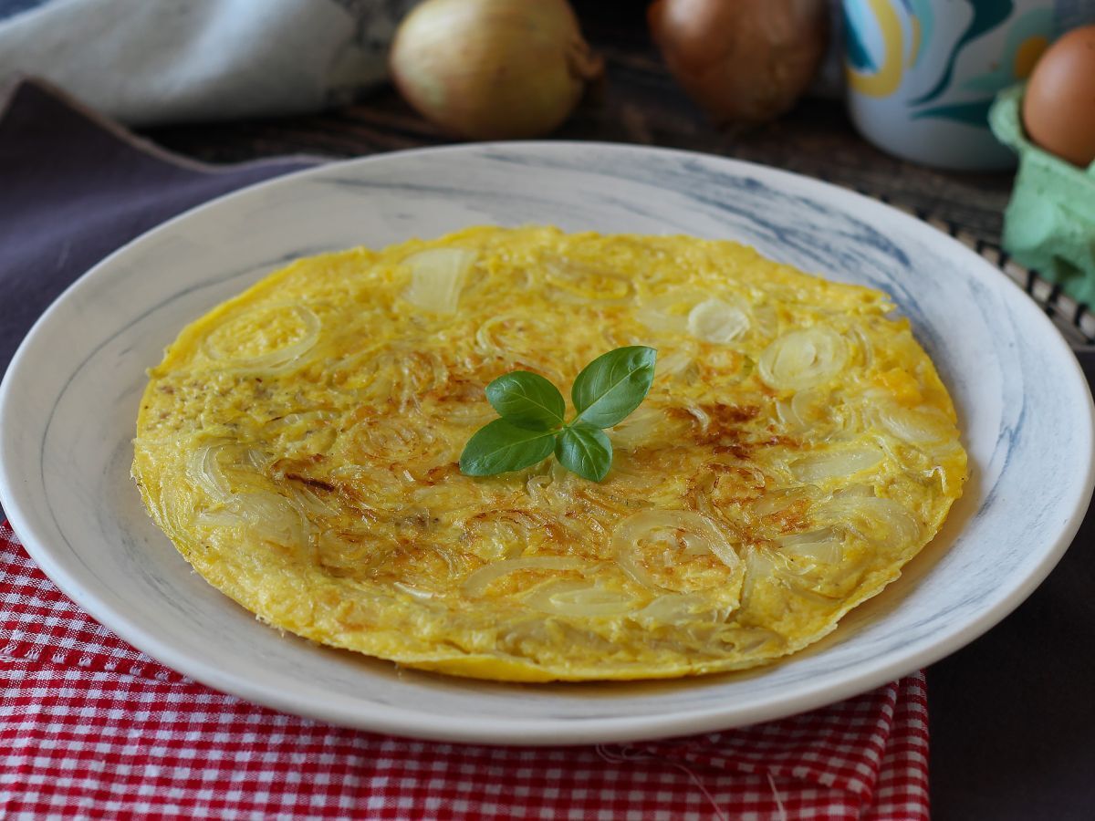 Omlet cebulowy - smaczny i łatwy przepis do przygotowania