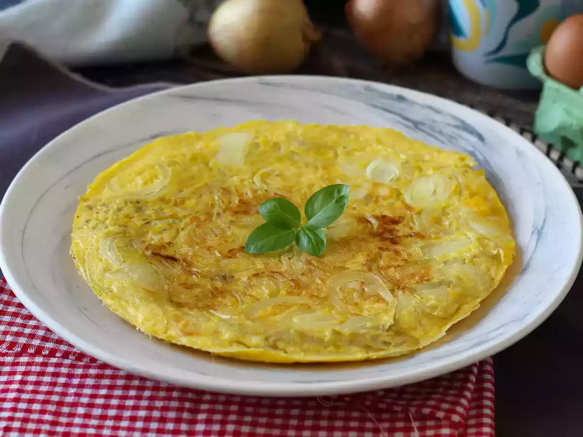 Omlet cebulowy - smaczny i łatwy przepis do przygotowania