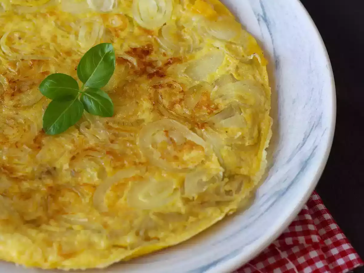 Omlet cebulowy - smaczny i łatwy przepis do przygotowania - zdjęcie 2