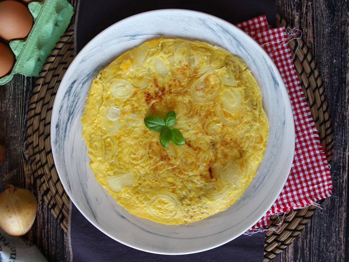 Omlet cebulowy - smaczny i łatwy przepis do przygotowania - zdjęcie 3