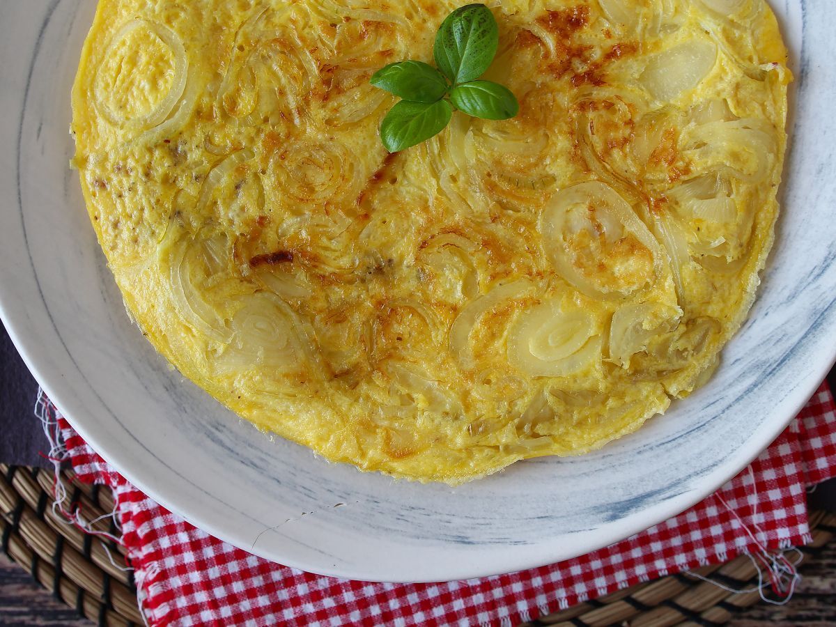 Omlet cebulowy - smaczny i łatwy przepis do przygotowania - zdjęcie 4