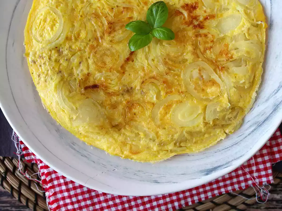 Omlet cebulowy - smaczny i łatwy przepis do przygotowania - zdjęcie 4