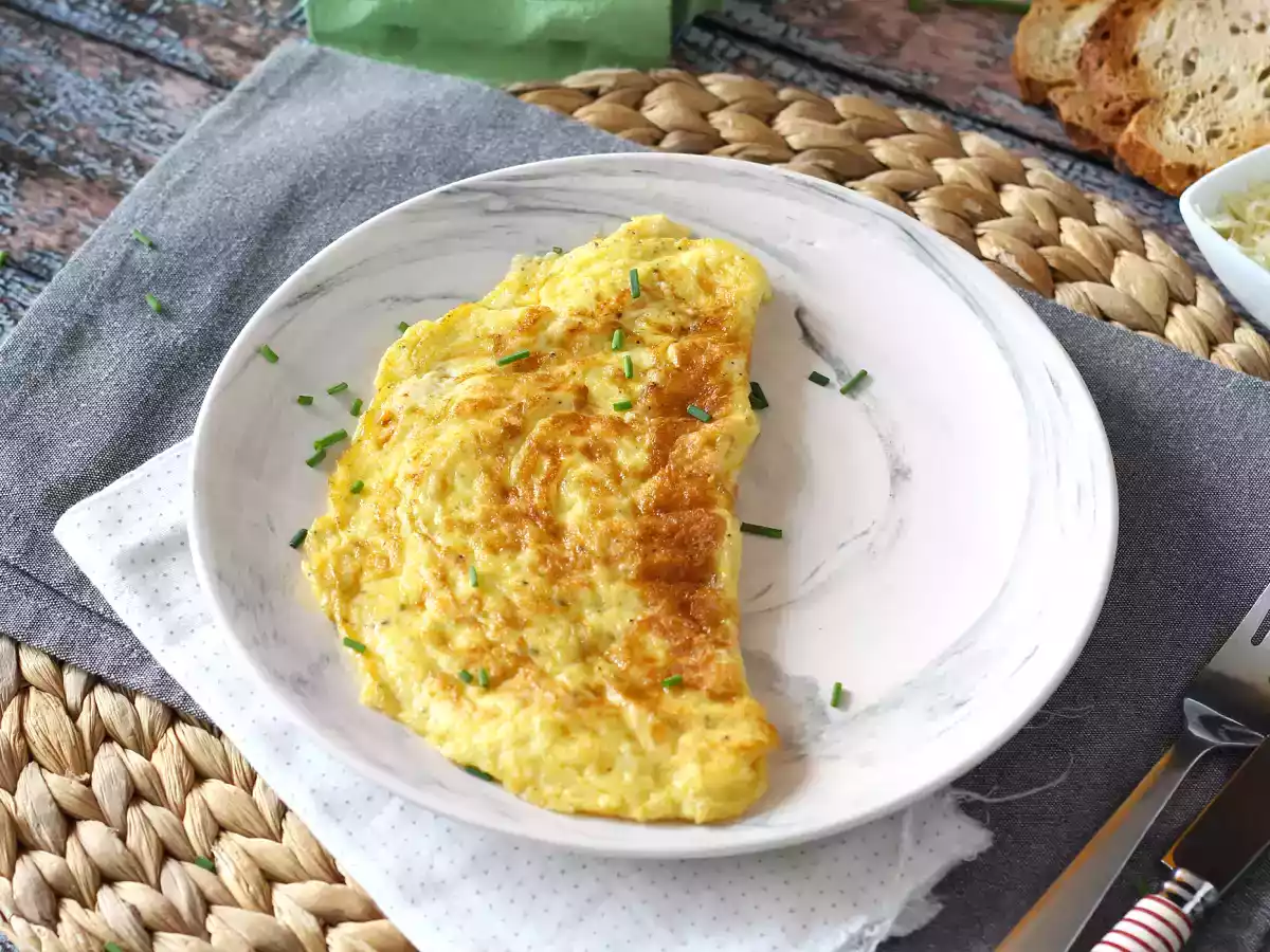 Omlet serowy, ekspresowy przepis gotowy w 5 minut! - zdjęcie 2
