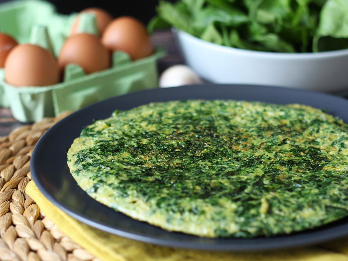 Omlet ze szpinakiem, łatwe i smaczne wegetariańskie danie główne