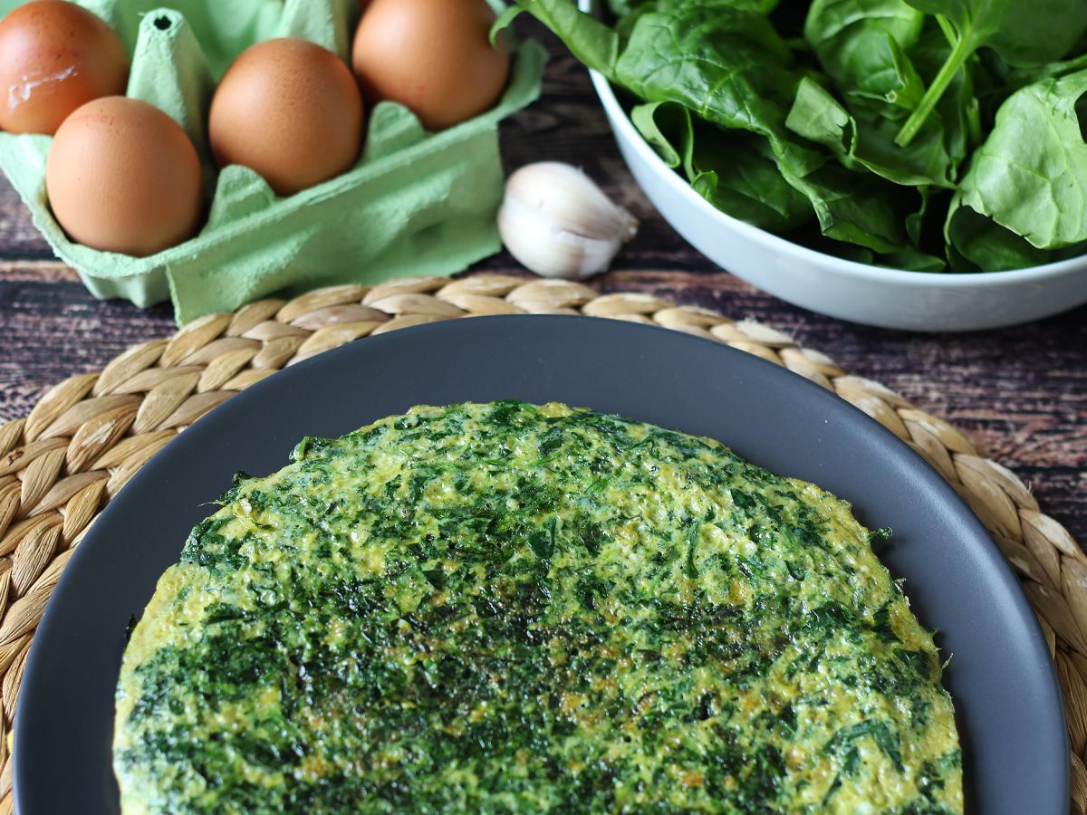 Omlet ze szpinakiem, łatwe i smaczne wegetariańskie danie główne - zdjęcie 2