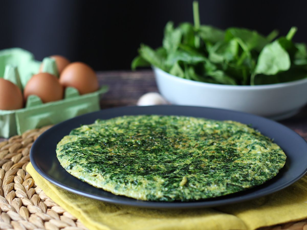 Omlet ze szpinakiem, łatwe i smaczne wegetariańskie danie główne - zdjęcie 3