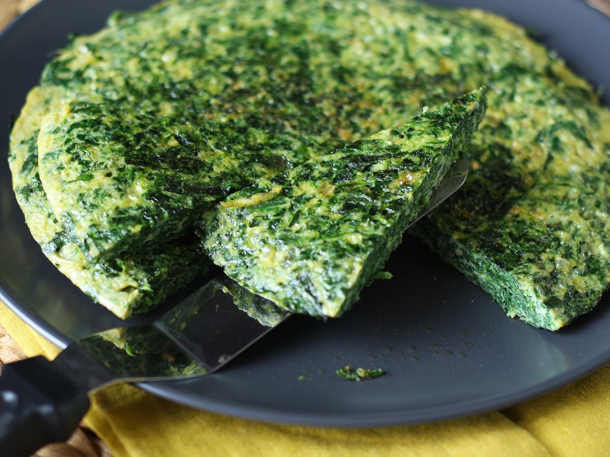 Omlet ze szpinakiem, łatwe i smaczne wegetariańskie danie główne - zdjęcie 4