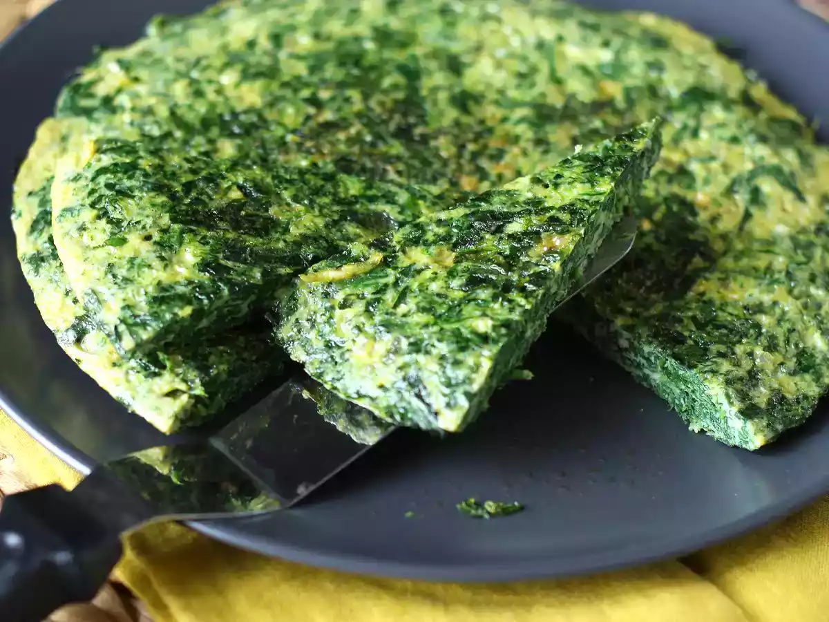 Omlet ze szpinakiem, łatwe i smaczne wegetariańskie danie główne - zdjęcie 4