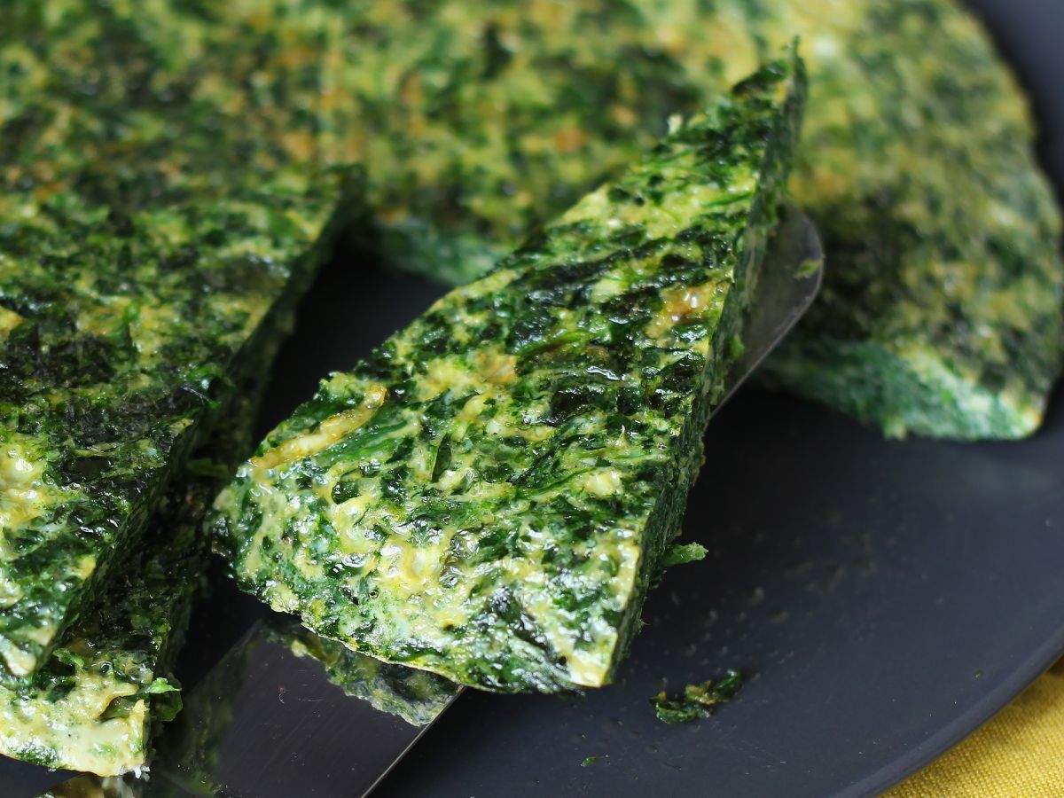 Omlet ze szpinakiem, łatwe i smaczne wegetariańskie danie główne - zdjęcie 5