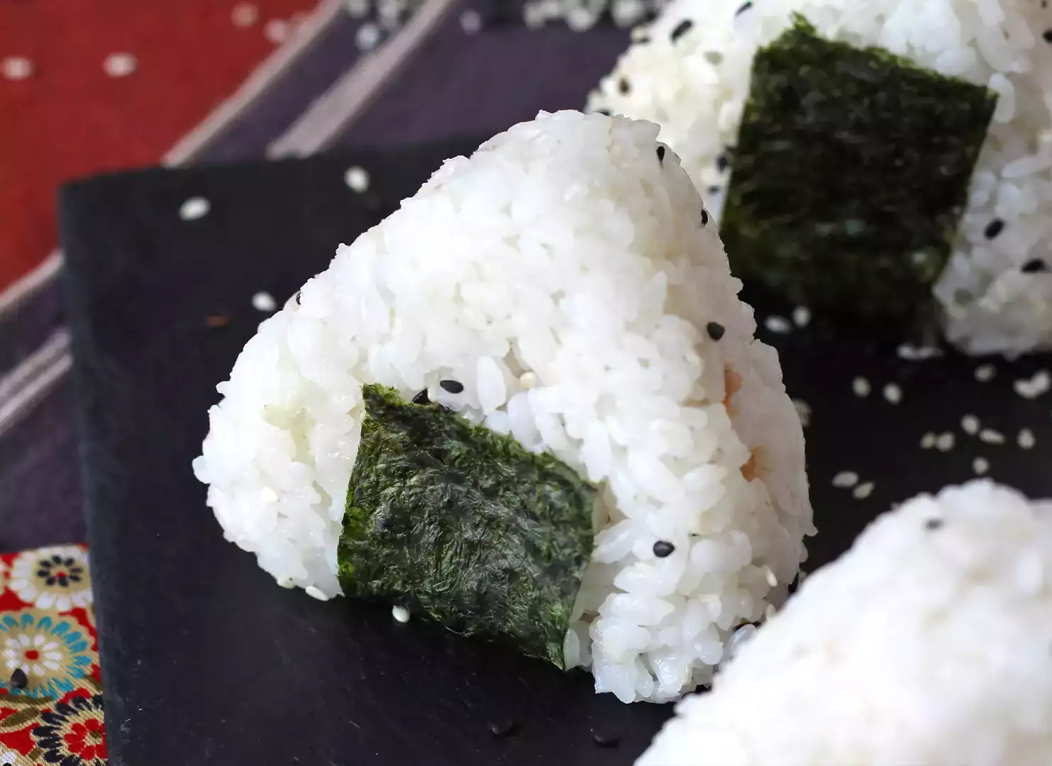 Onigiri z tuńczykiem - japońska trójkątna kanapka ryżowa - おにぎり