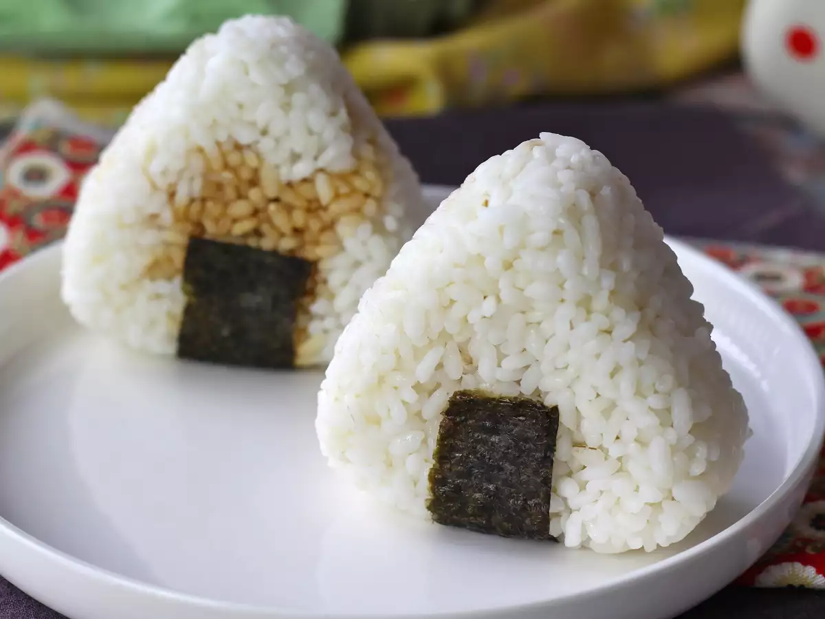 Onigiri z żółtkami jaj zakonserwowanymi w sosie sojowym - zdjęcie 5