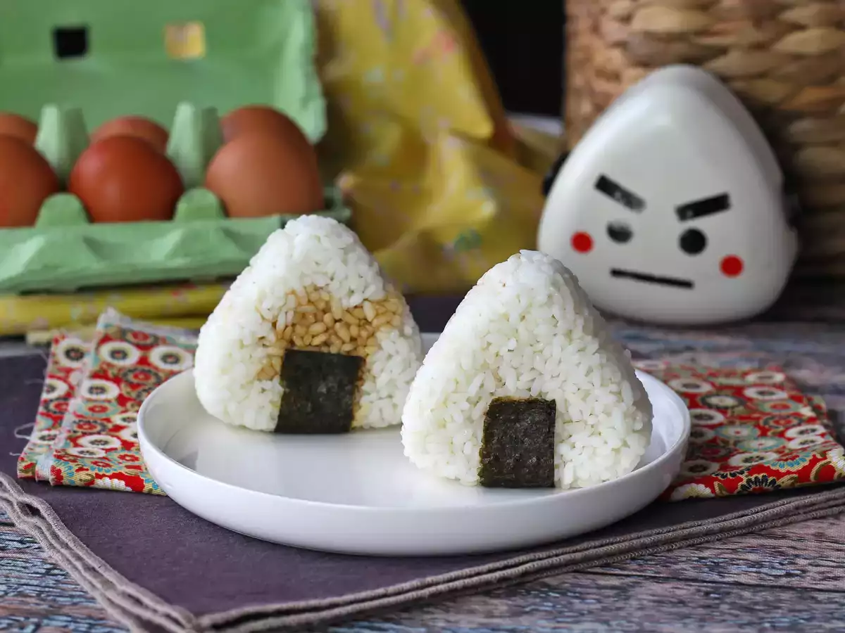 Onigiri z żółtkami jaj zakonserwowanymi w sosie sojowym - zdjęcie 7