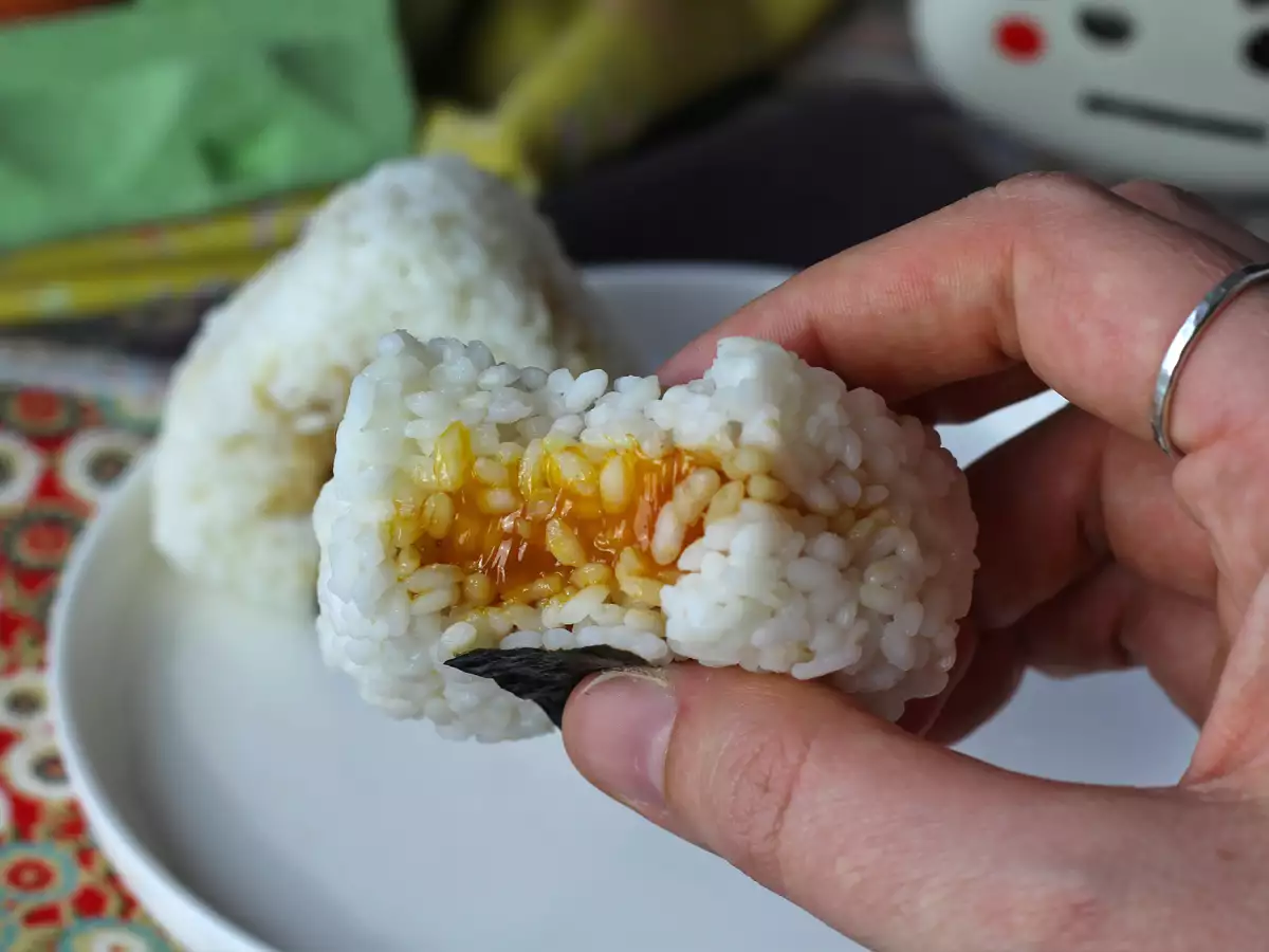 Onigiri z żółtkami marynowanymi w sosie sojowym - zdjęcie 3