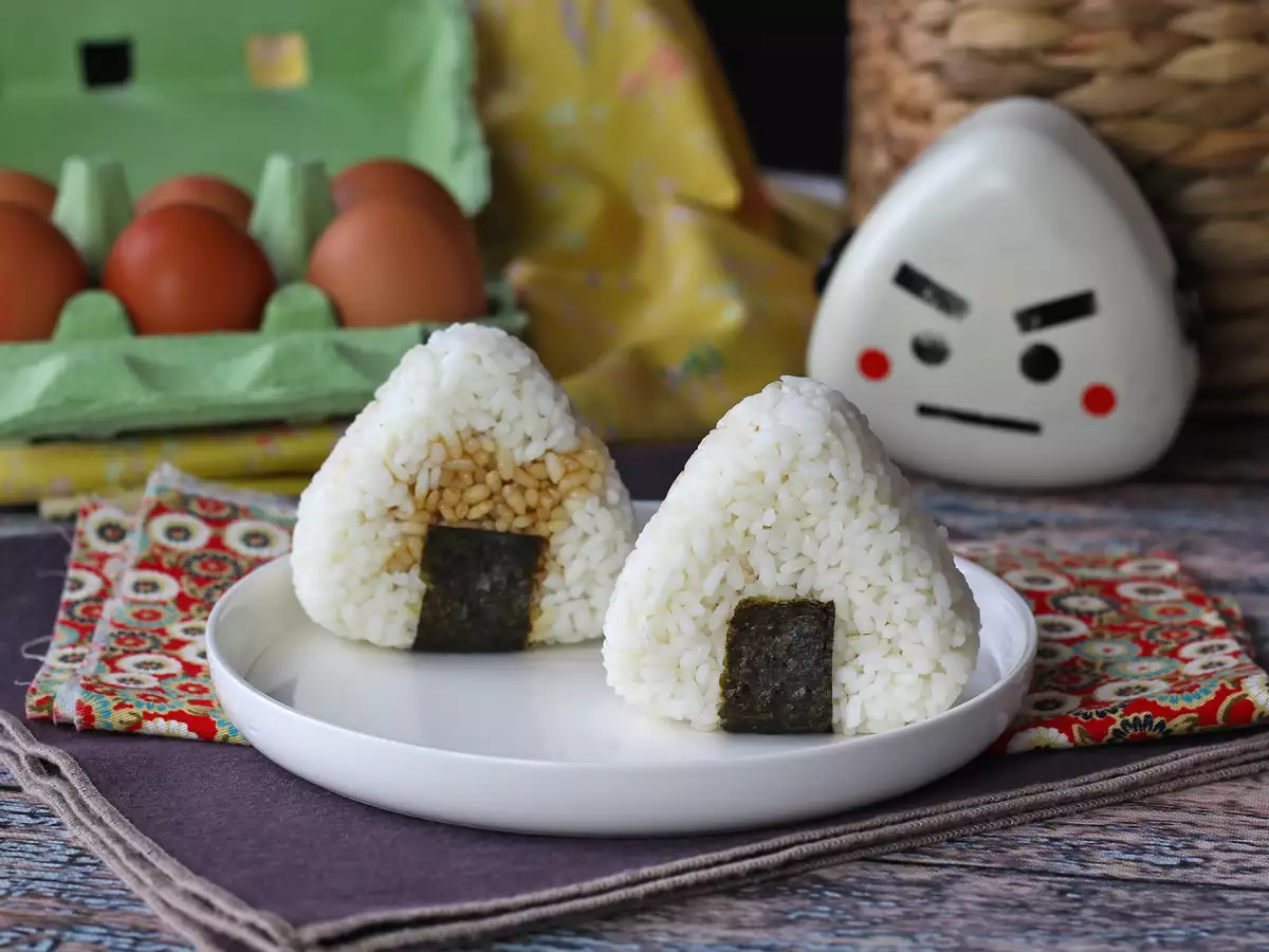 Onigiri z żółtkami marynowanymi w sosie sojowym - zdjęcie 7