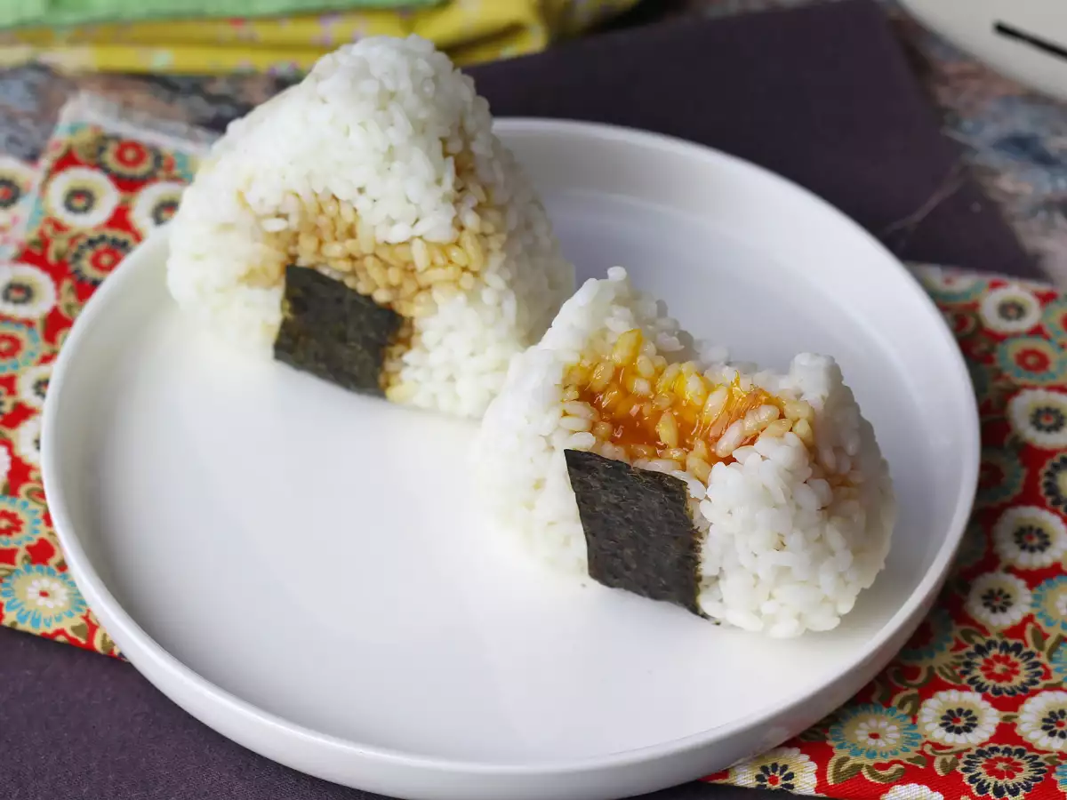 Onigiri z żółtkami marynowanymi w sosie sojowym - zdjęcie 8