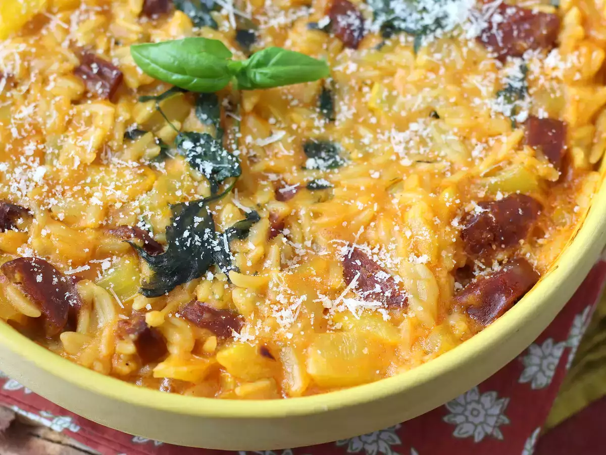 Orzo z papryką, chorizo i szpinakiem z jednego garnka - zdjęcie 2