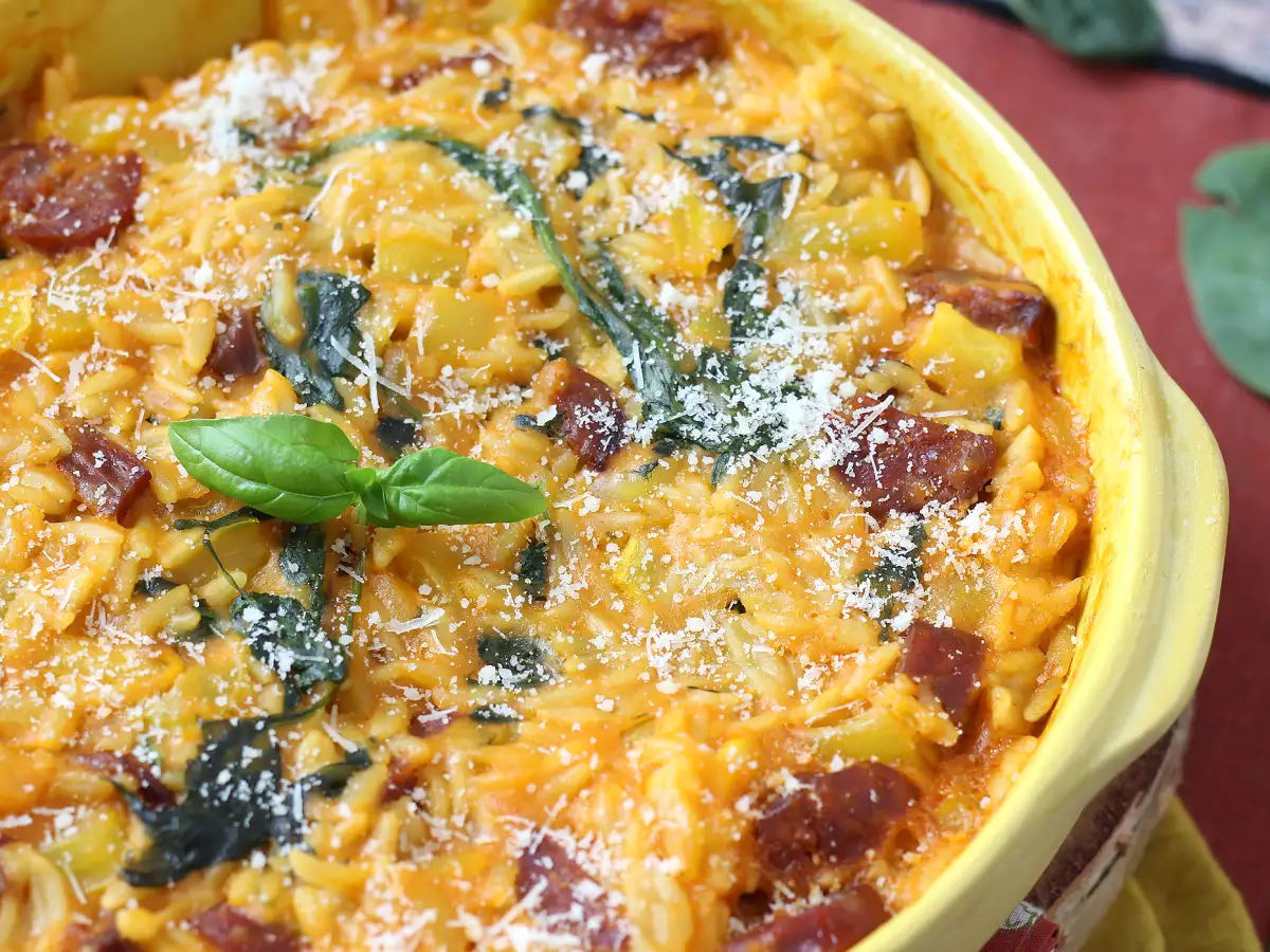 Orzo z papryką, chorizo i szpinakiem z jednego garnka - zdjęcie 4