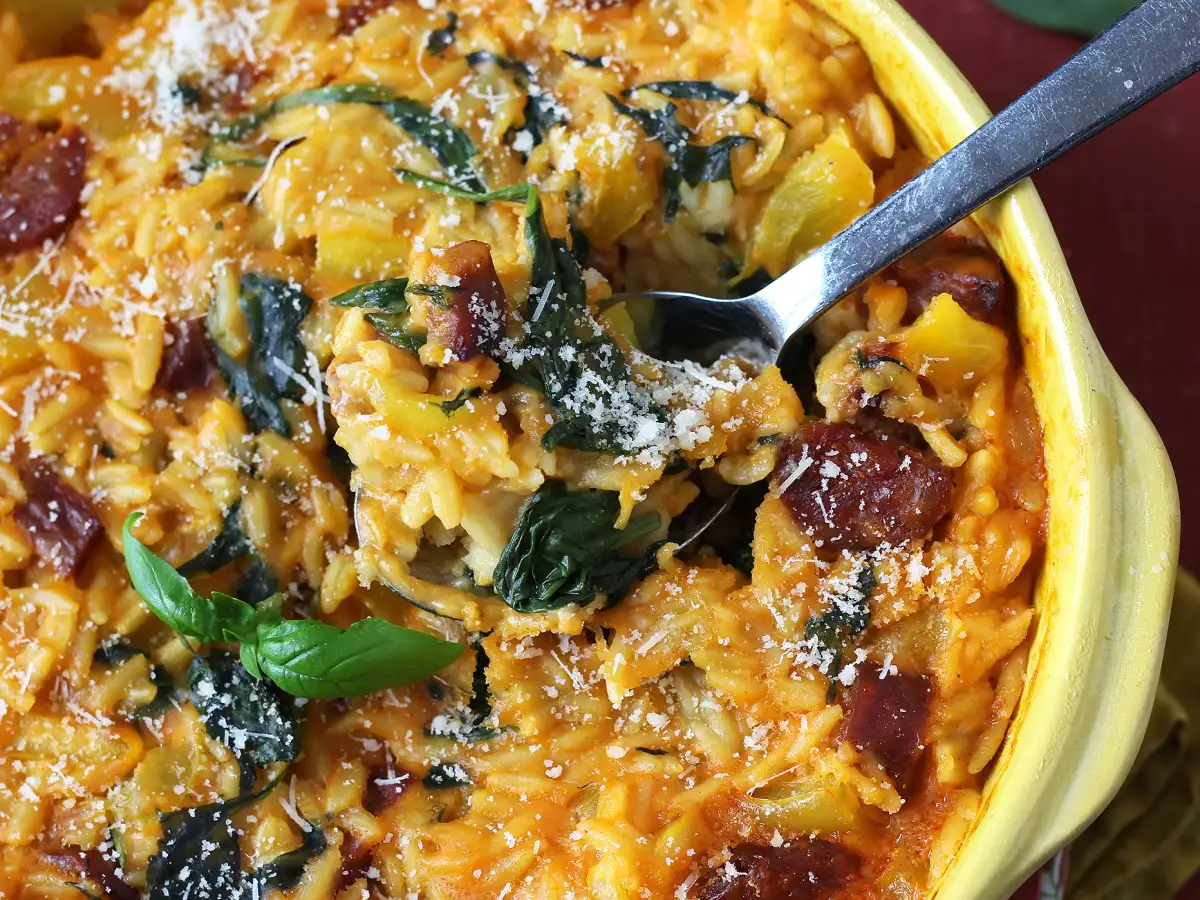 Orzo z papryką, chorizo i szpinakiem z jednego garnka - zdjęcie 5