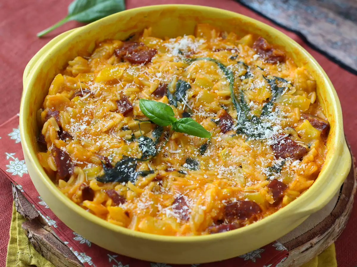 Orzo z papryką, chorizo i szpinakiem z jednego garnka - zdjęcie 6