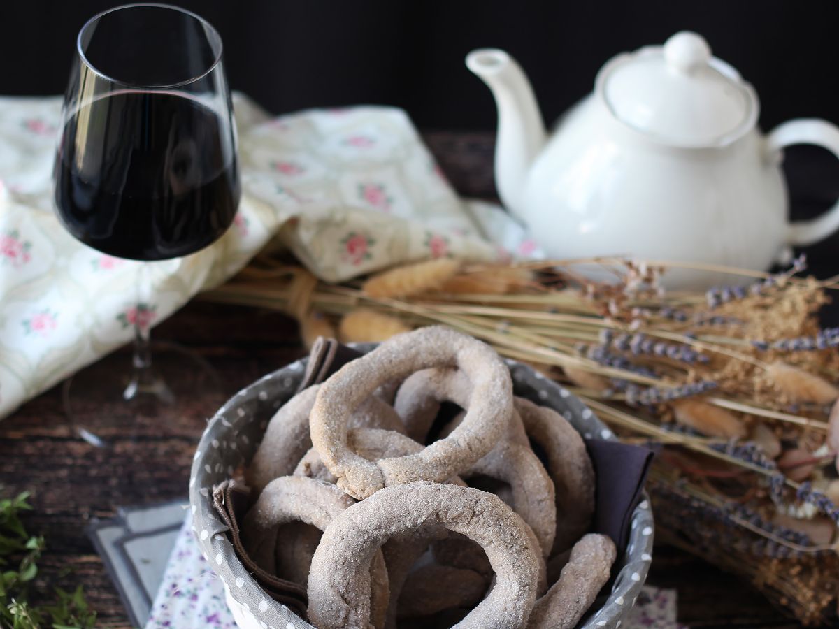 Pączki z czerwonym winem: przepis babci, który każdy powinien znać! - zdjęcie 2
