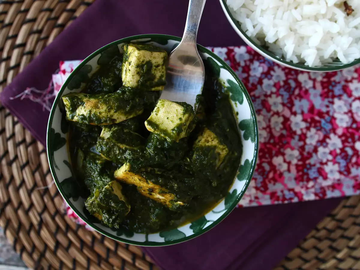 Palak tofu: indyjskie curry ze szpinakiem i tofu