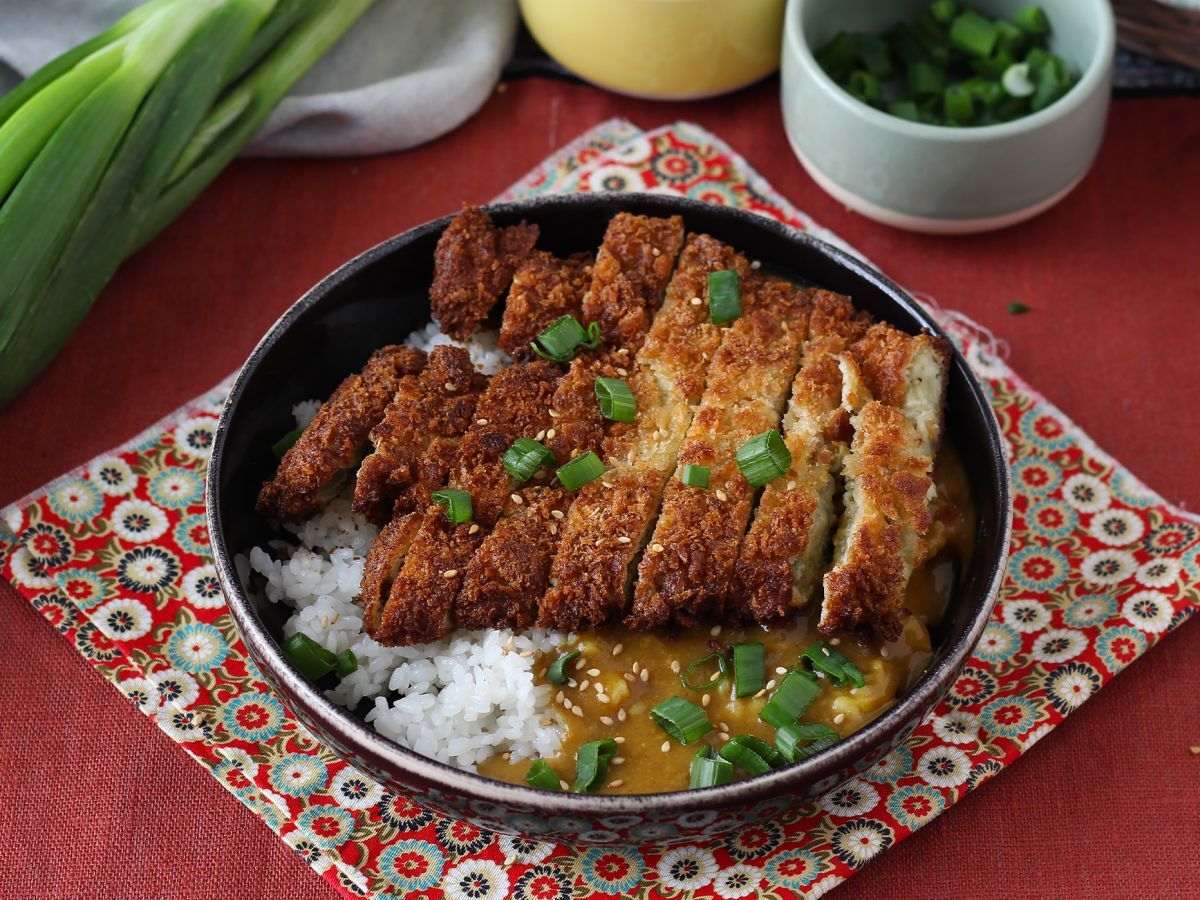 Panierowany bakłażan z bułką tartą panko w stylu japońskiego curry katsu, ale wegetariański